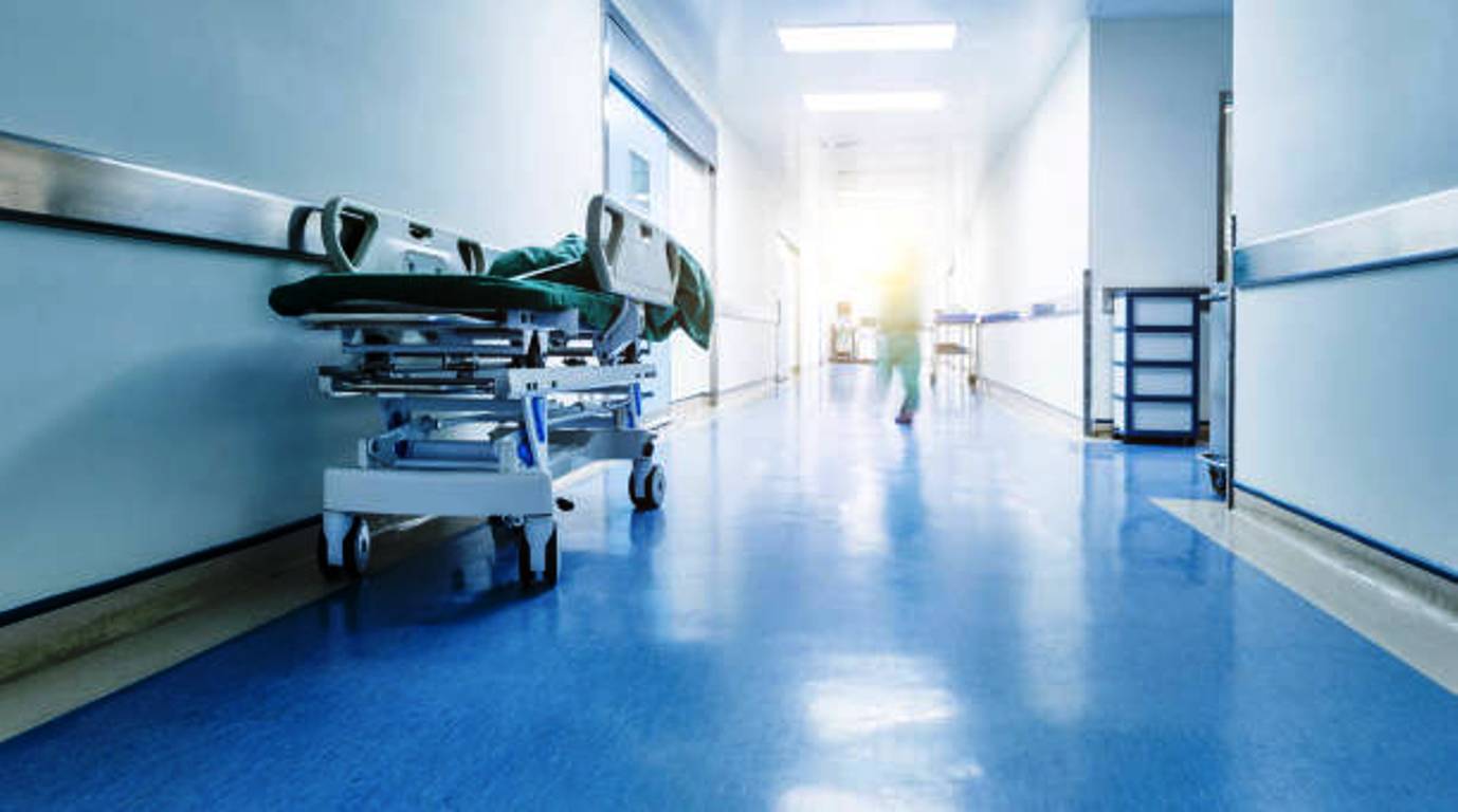 70χρονη δέχτηκε πέτρα στο κεφάλι από 38χρονο