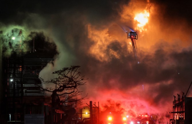 Μεγάλη έκρηξη και πυρκαγιά στο διυλιστήριο Chevron στο Ελ Σεγκούντο της Καλιφόρνια