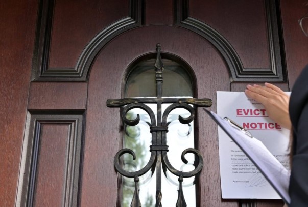 Του πήραν το σπίτι για 16 ευρώ και 64 λεπτά