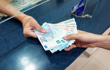 Κάτω από 1.000 ευρώ έχουν στην τράπεζα 7 στους 10 Έλληνες
