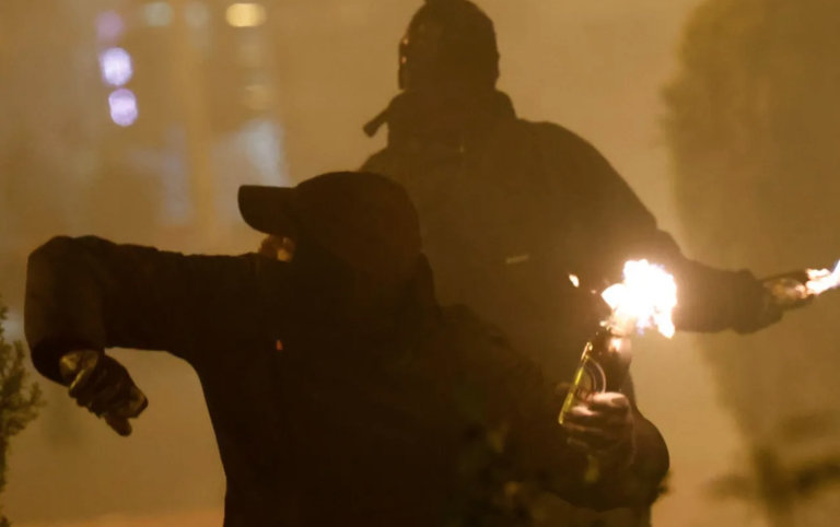 Θεσσαλονίκη: Κουκουλοφόροι έβαλαν φωτιές και έστησαν οδοφράγματα κοντά στο νοσοκομείο Αγιος Δημήτριος