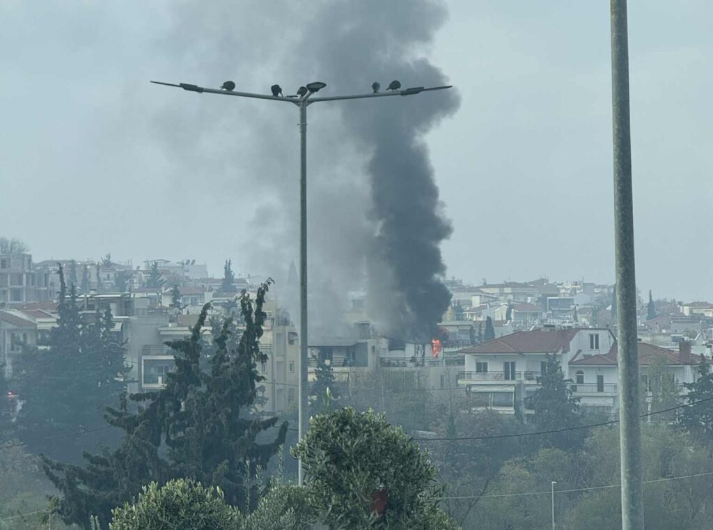 Στις φλόγες τυλίχθηκε διαμέρισμα στη Θεσσαλονίκη