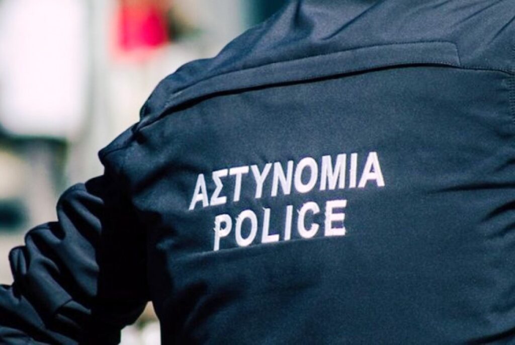 Ταμπουρωμένος με μαχαίρι 23χρονος που το έσκασε από ψυχιατρείο στην Πάτρα