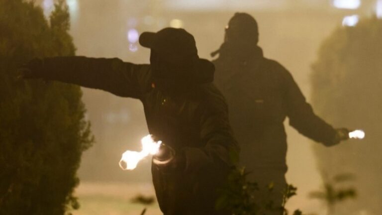 Δεκάδες μολότοφ εναντίον αστυνομικών στη Θεσσαλονίκη – Κάηκαν αυτοκίνητα