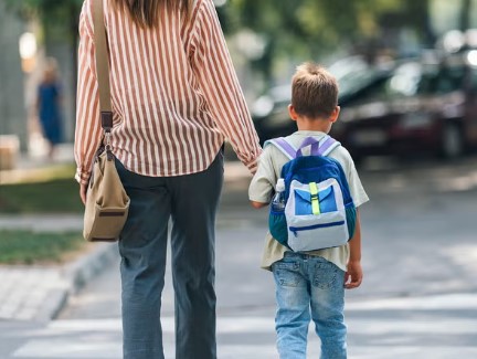 ΙΧ παρέσυρε μητέρα και 10χρονο μαθητή έξω από Δημοτικό Σχολείο