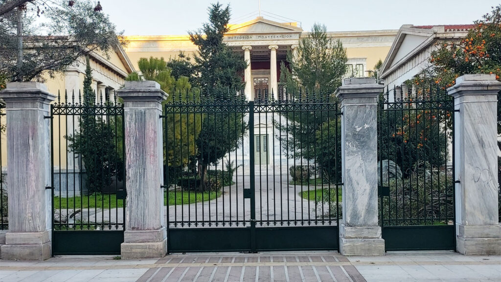 Αγρια επεισόδια έξω από το Πολυτεχνείο