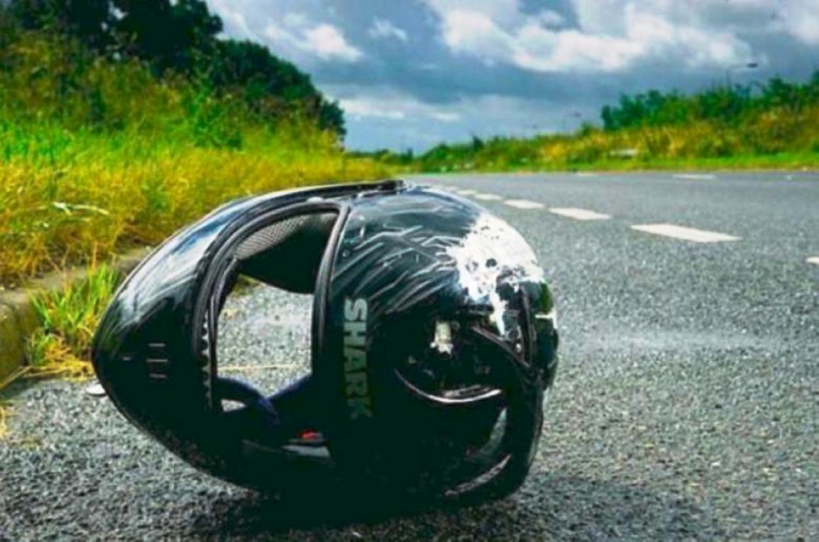 Tαμπέλα έπεσε στο κεφάλι 29χρονης που επέβαινε σε μηχανή