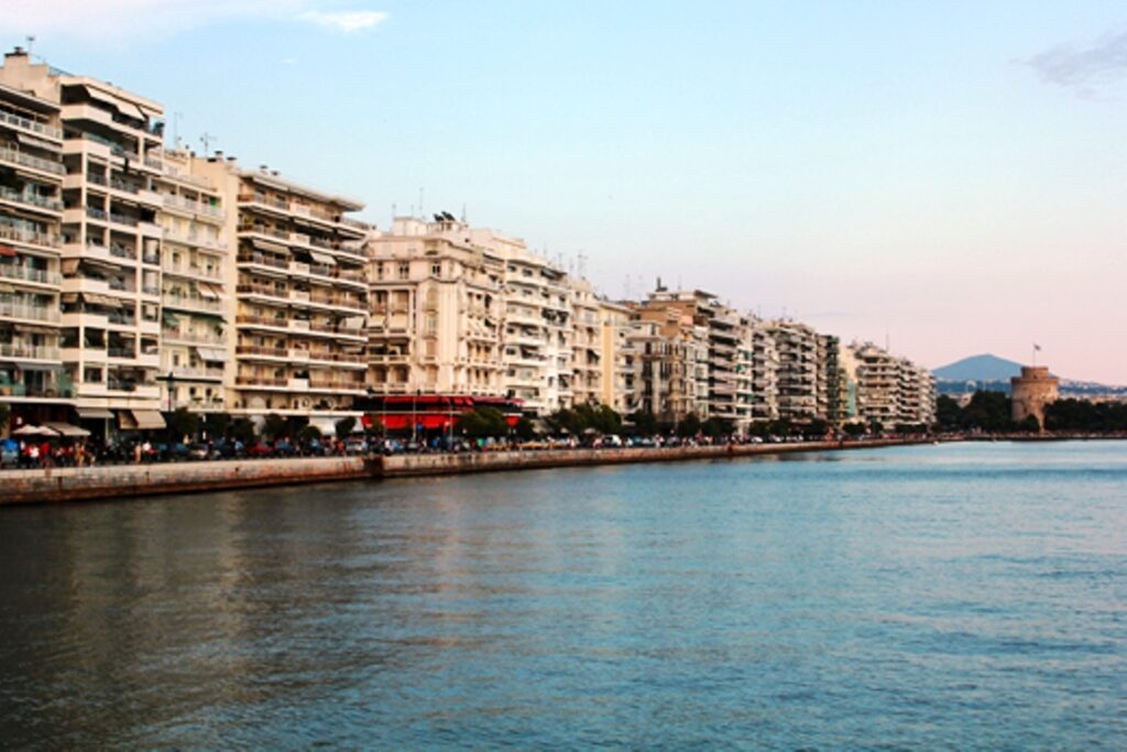 Στο νοσοκομείο 74χρονος που ανασύρθηκε από τη θάλασσα στην παλιά παραλία της Θεσσαλονίκης