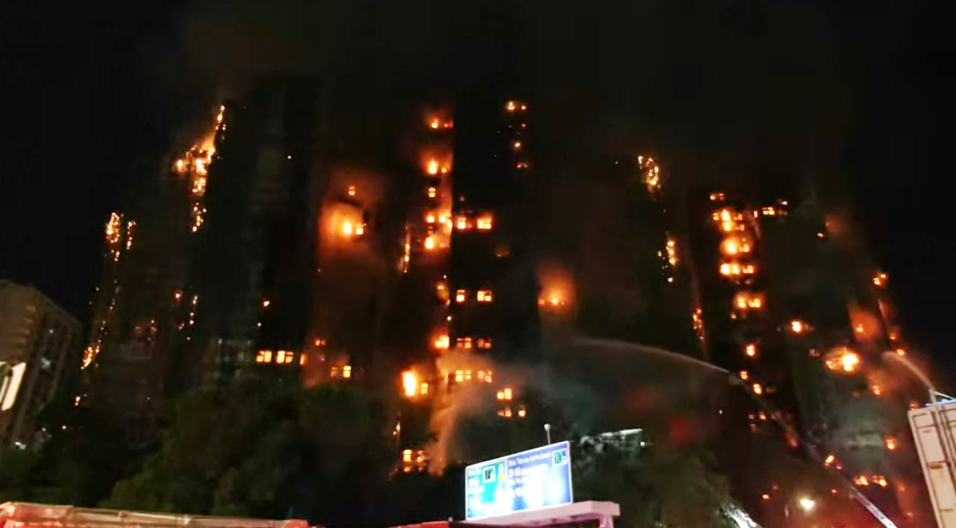 Ουρανοξύστες 31 ορόφων ο καθένας με 2.000 διαμερίσματα φλέγονται στο Χονγκ Κονγκ - Μέχρι στιγμής 36 νεκροί εκατοντάδες τραυματίες