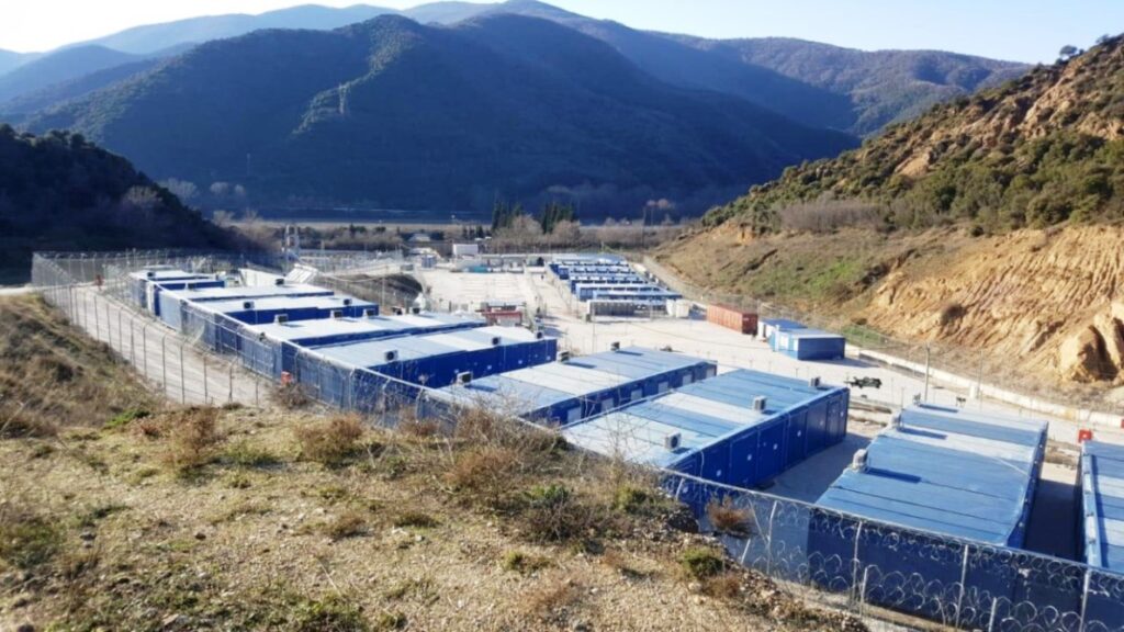 Εξέγερση στη δομή παράνομων μεταναστών στη Σιντική Σερρών – Ισχυρές αστυνομικές δυνάμεις στο σημείο