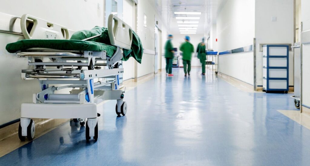 Σοκ στο Βόλο: Ανήλικος βρέθηκε χτυπημένος στο κεφάλι σε προαύλιο σχολείου