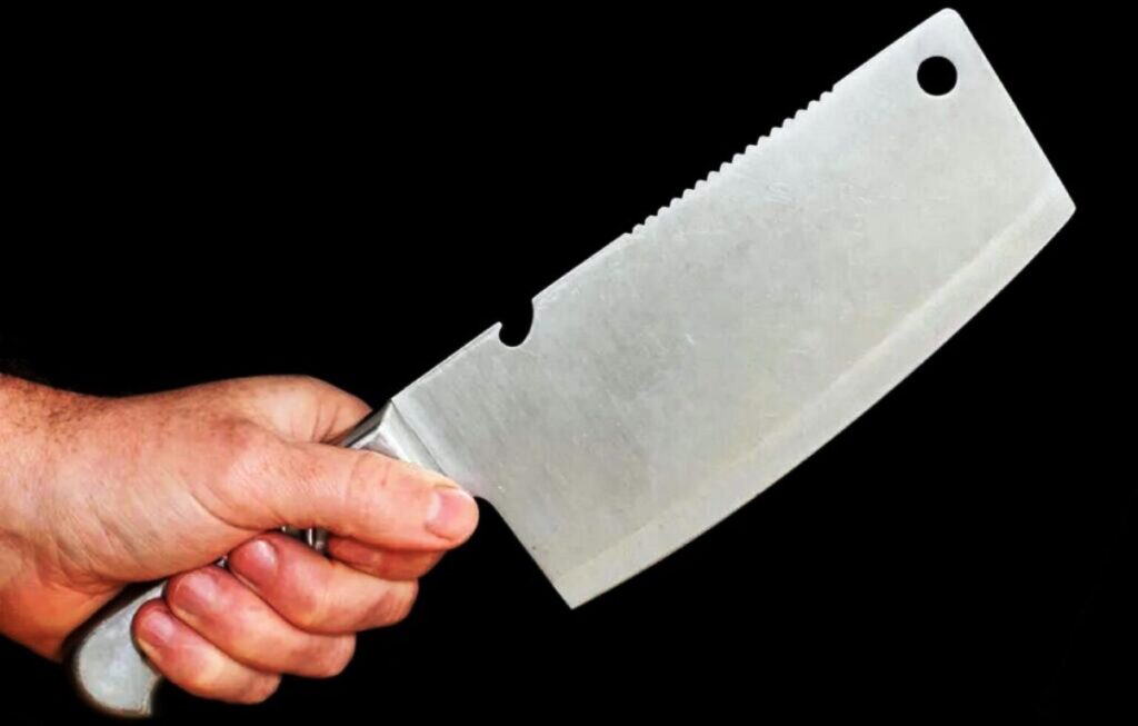 Τρόμος στη Λάρισα με άντρα που βγήκε στους δρόμους με μπαλτά