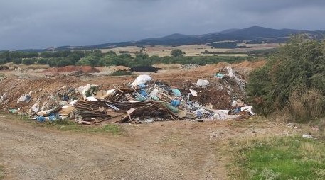 Θεσσαλονίκη: 54χρονος πέταξε σε ρέμα από έπιπλα μέχρι βαλίτσες