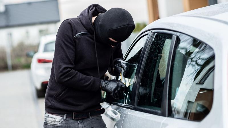 Συνελήφθη 42χρονος αλλοδαπός μέλος σπείρας που έκλεβε συστηματικά από σταθμευμένα οχήματα στην περιοχή της Γλυφάδας