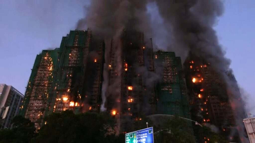 Χονγκ Κονγκ: Τουλάχιστον 83 νεκροί από την πυρκαγιά σε 7 ουρανοξύστες – Εκατοντάδες αγνοούμενοι