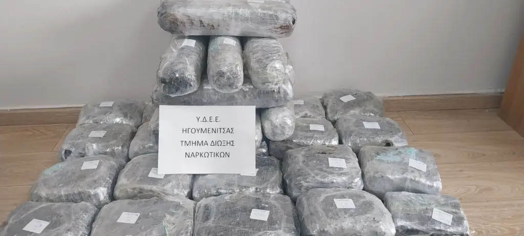 «Χειροπέδες» σε ζευγάρι αλλοδαπών – Μετέφεραν 47,5 κιλά ακατέργαστης κάνναβης μέσα σε ειδικά διαμορφωμένη κρύπτη σε αυτοκίνητο