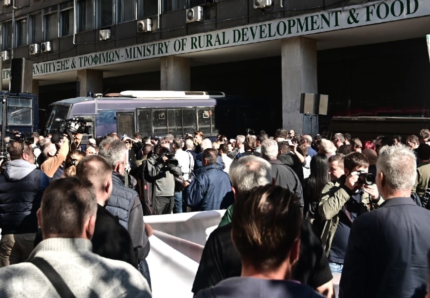 Αθήνα: Απόβαση αγροτών στο Υπουργείο Ανάπτυξης