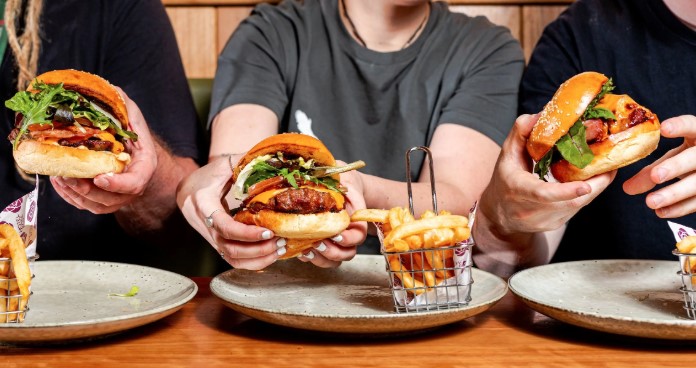 Αγωνία για τον 22χρονο που κατάπιε αμάσητο μπέργκερ