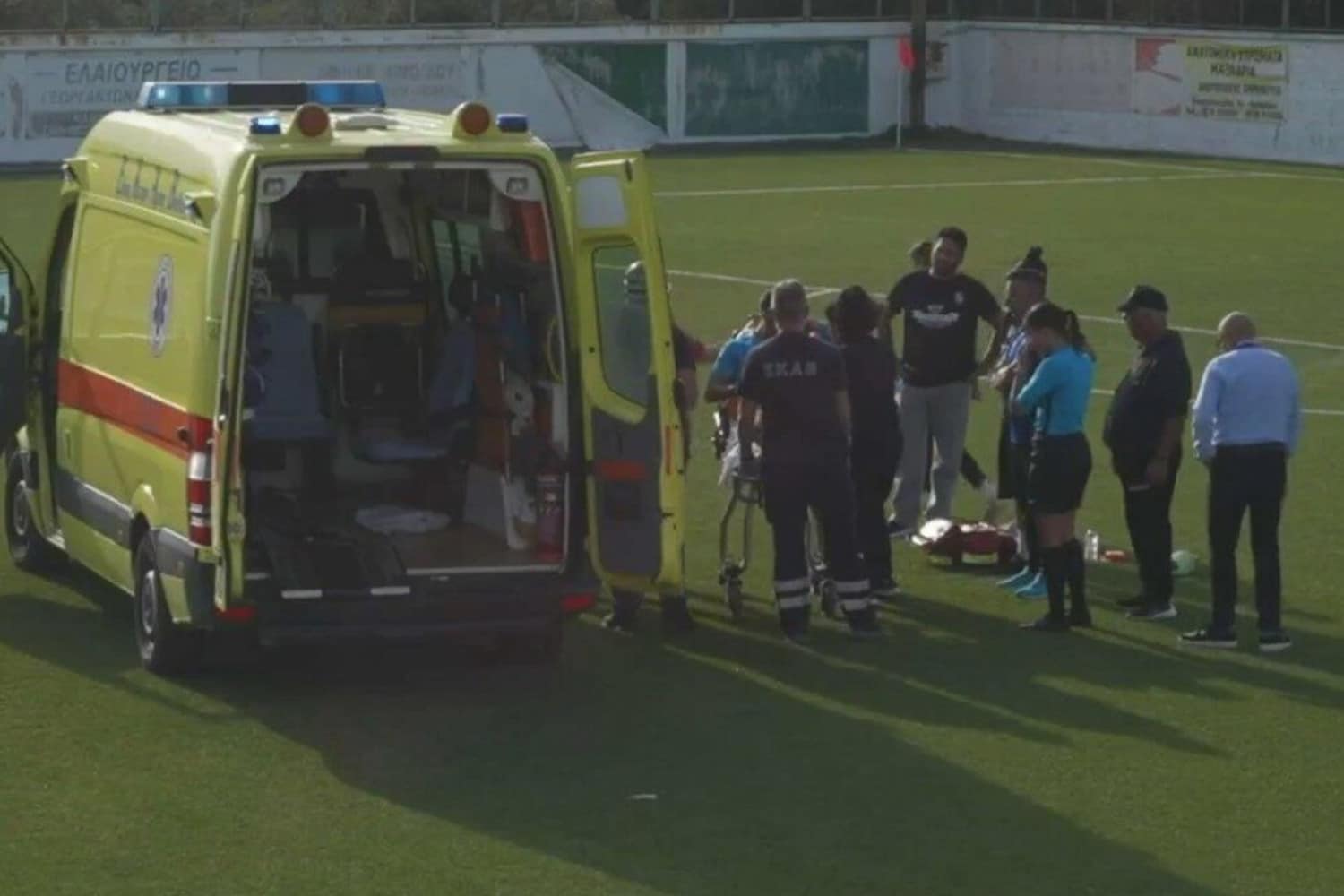 Σοκ στο Ηράκλειο: Διαιτητής κατέρρευσε σε αγώνα ποδοσφαίρου - Βίντεο