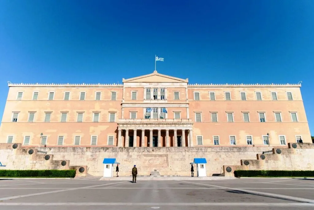 Ψηφίστηκε στη Βουλή με τις ψήφους μόνο της ΝΔ το νομοσχέδιο για τη «νόμιμη μετανάστευση»