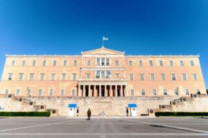 Ψηφίστηκε στη Βουλή με τις ψήφους μόνο της ΝΔ το νομοσχέδιο για τη «νόμιμη μετανάστευση»