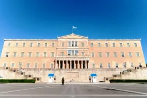 Ψηφίστηκε στη Βουλή με τις ψήφους μόνο της ΝΔ το νομοσχέδιο για τη «νόμιμη μετανάστευση»