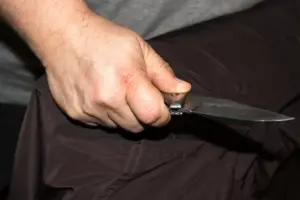 Χειροπέδες σε «δίδυμο» που λήστεψε διανομέα με την απειλή μαχαιριού στη Νίκαια