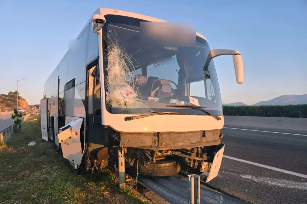 Εκτροπή λεωφορείου στην Εθνικό Οδό Αθηνών – Λαμίας – Πέντε επιβάτες και ο οδηγός τραυματίες