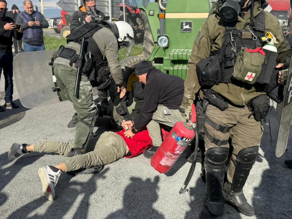 Αγροτικά μπλόκα: Χημικά, ξύλο και τραυματισμοί κατά των αγροτών