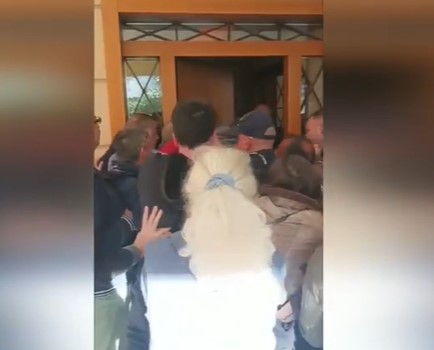 Ένταση στη Γλυφάδα: Kάνουν έξωση σε 4μελή οικογένεια με καρκινοπαθή και μωρό