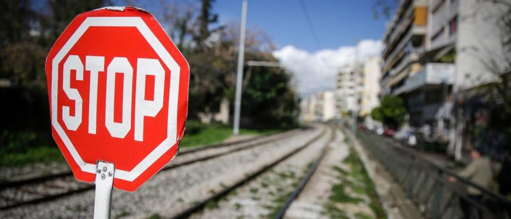 Θεσσαλονίκη: Οδηγός αστικού αγνόησε κατεβασμένες μπάρες σε σιδηροδρομική διάβαση ενώ πλησίαζε τρένο