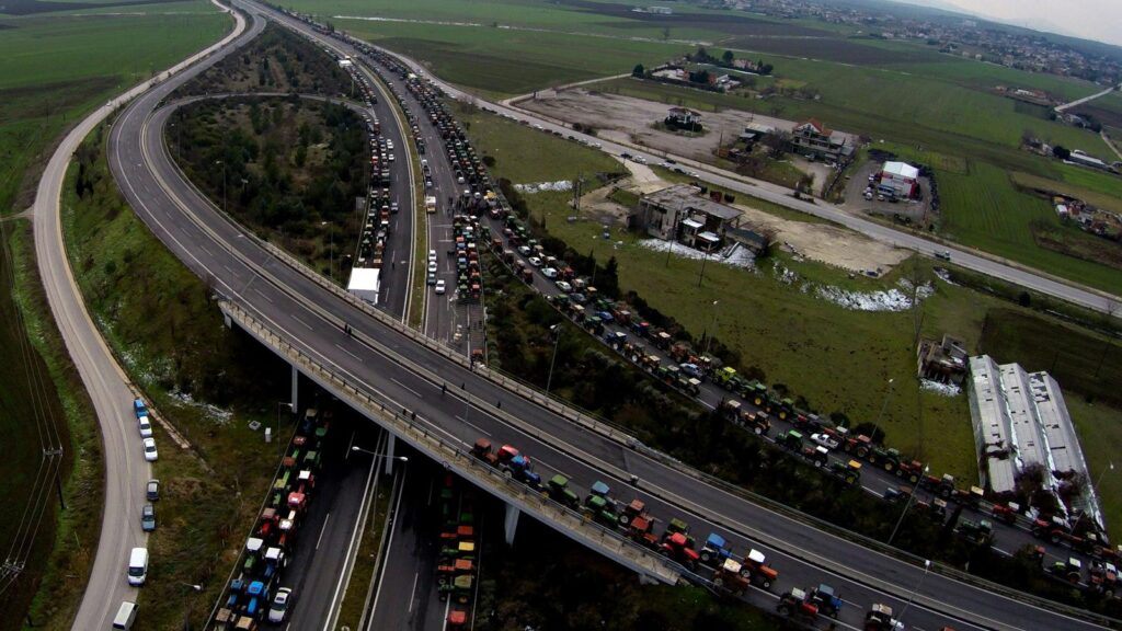 Kαταγγελία Πανελλαδικής Επιτροπής Μπλόκων: «Η κυβέρνηση μετατρέπει τον ταξιδιώτη σε όμηρο και τον αγρότη σε εχθρό»
