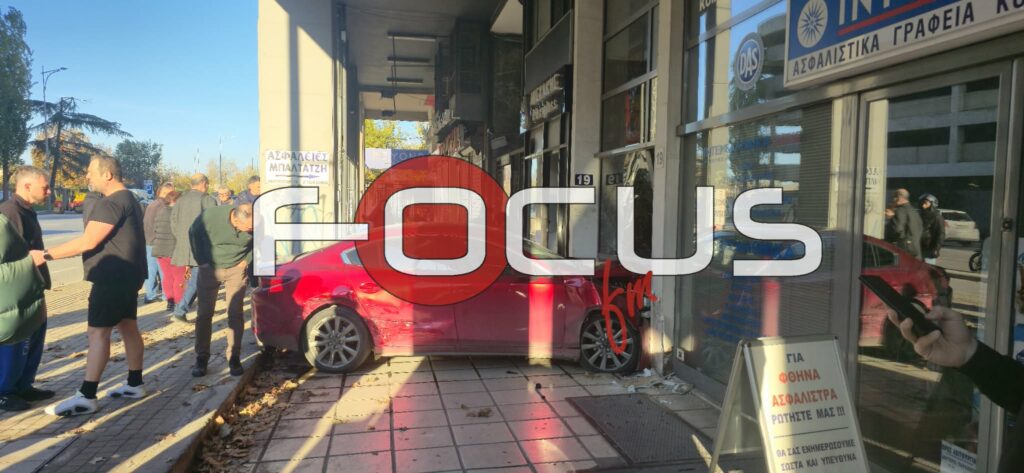 ΤΩΡΑ: Θεσσαλονίκη – Πολυτεχνείου // Οδηγός ΙΧ συγκρούστηκε με αυτοκίνητο και κατέληξε σε είσοδο πολυκατοικίας