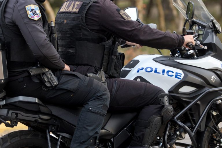 Βία ανηλίκων: Συνελήφθη επ’ αυτοφώρω 16χρονος που λήστεψε δύο 12χρονες με την απειλή μαχαιριού