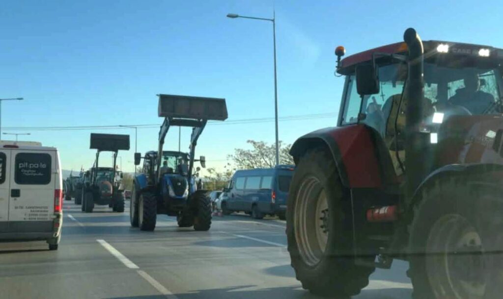 Αγρότες έκλεισαν αιφνιδιαστικά την έξοδο για το αεροδρόμιο Μακεδονία στη Μουδανιών   