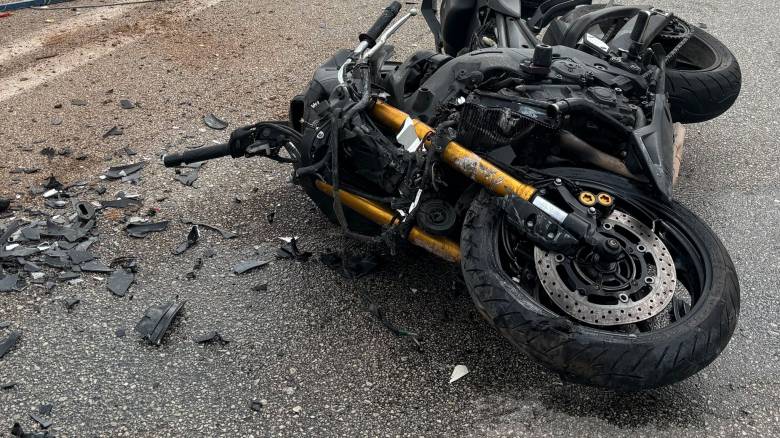 Ακρωτηριάστηκε οδηγός μηχανής: Τον εγκατέλειψε μετά από σύγκρουση ηλικιωμένος οδηγός ΙΧ