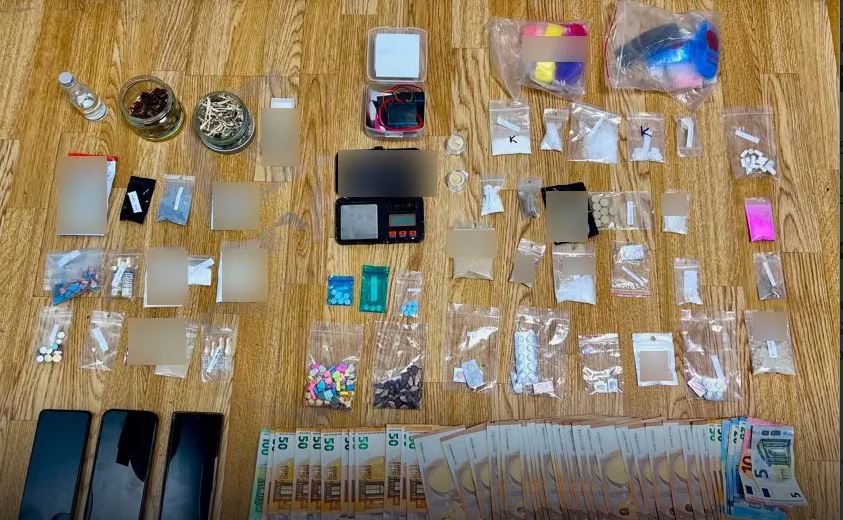 Συνελήφθη 49χρονος DJ με «σούπερ μάρκετ» ναρκωτικών, αναβολικών, και φαρμακευτικών δισκίων – Είχε μέχρι και βραστή κοκαΐνη – Τι εντοπίστηκε