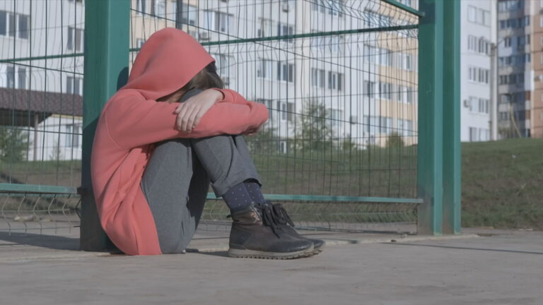 Πάτρα: Ανήλικοι Ρομά γρονθοκόπησαν και απείλησαν με σουγιά 15χρονο έξω από σχολείο