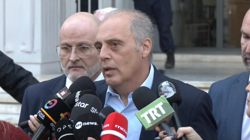 Δίκη Τεμπών στη Λάρισα – Κυριάκος Βελόπουλος: «Οι δρόμοι είναι κλειστοί από την αστυνομία και όχι από τους αγρότες»