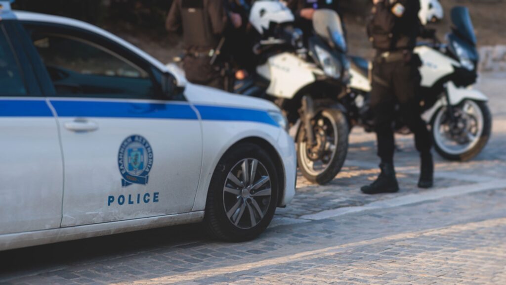 Συμπλοκή οδηγών στη μέση του δρόμου: Ο ένας έβγαλε τσεκούρι