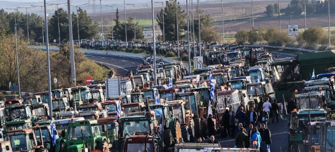 Αγρότες: «Δεν υποχωρούμε, γιορτές στα μπλόκα αν δεν δικαιωθούμε»