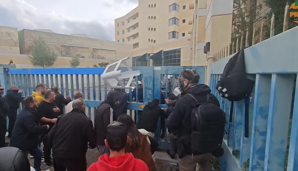 Απεργία ταξί: Ένταση και χημικά στο υπουργείο Μεταφορών