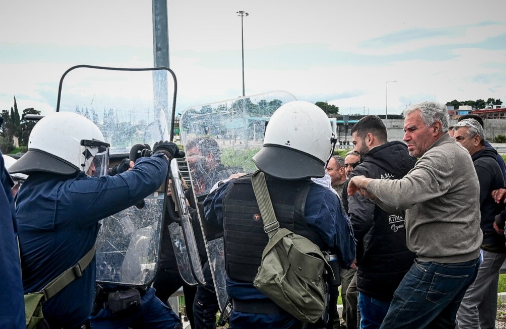 Αγρότες: Ένταση στο Κιάτο – Επίθεση από τα ΜΑΤ για να μην κλείσουν την εθνική οδό