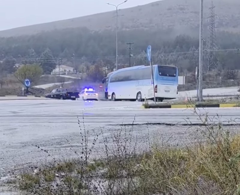 Συναγερμός στην Πτολεμαΐδα:  Εκτροπή λεωφορείου με 40 εργαζόμενους – Νεκρός από ανακοπή ο 56χρονος οδηγός