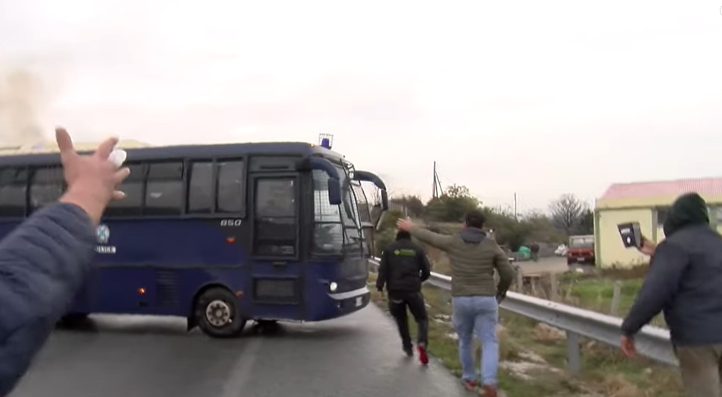 Κλούβα των ΜΑΤ γκαζώνει για να σπάσει μπλόκο τρακτέρ στις Σέρρες