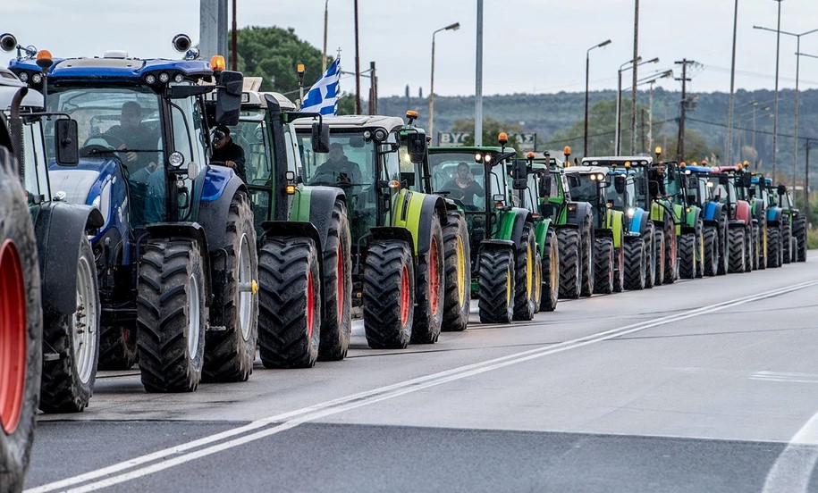 Αμετακίνητοι οι αγρότες, ενισχύονται οι κινητοποιήσεις – Χιλιάδες τα τρακτέρ στα μπλόκα