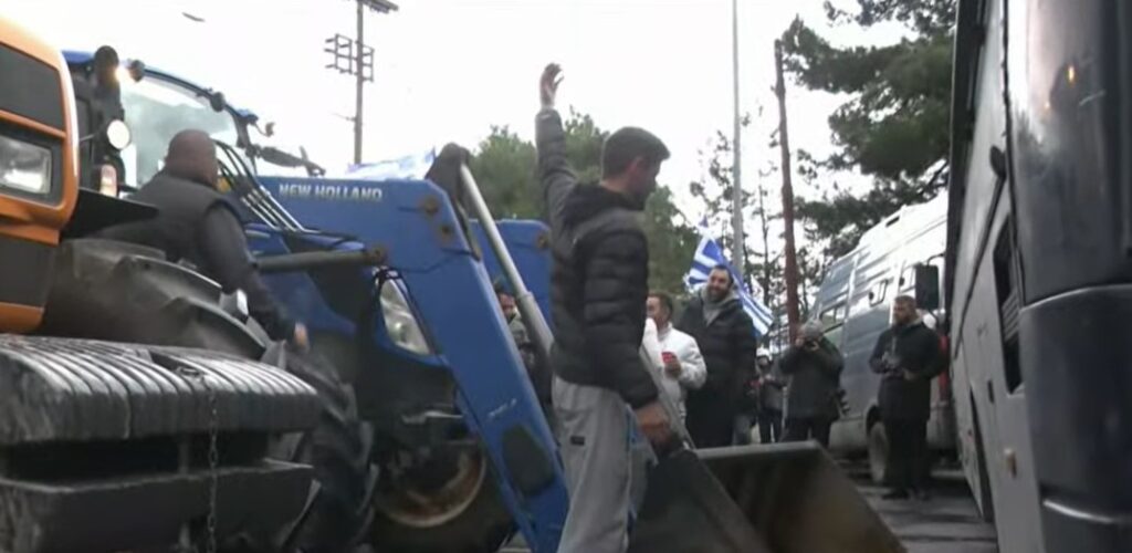 Θεσσαλονίκη: Μπλόκο αγροτών στα «Πράσινα Φανάρια»