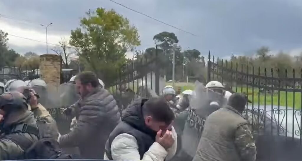 ΤΩΡΑ – Θεσσαλονίκη: Επεισόδια μεταξύ αγροτών και Αστυνομίας στα Πράσινα Φανάρια