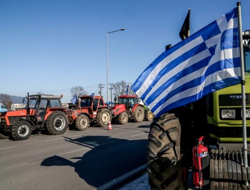 Κλειστά τα αεροδρόμια σε Ηράκλειο και Χανιά, αγρότες εισέβαλλαν στην πίστα – Σοβαρά επεισόδια με πετροπόλεμο και χημικά, δύο τραυματίεςΚλιμακώνουν οι αγρότες: Συνεχίζουν με νέα μπλόκα
