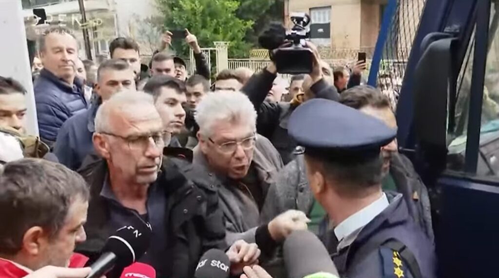 Ένταση με αγρότες που επιχειρούν να προσεγγίσουν το γραφείο Τσιάρα στην Καρδίτσα